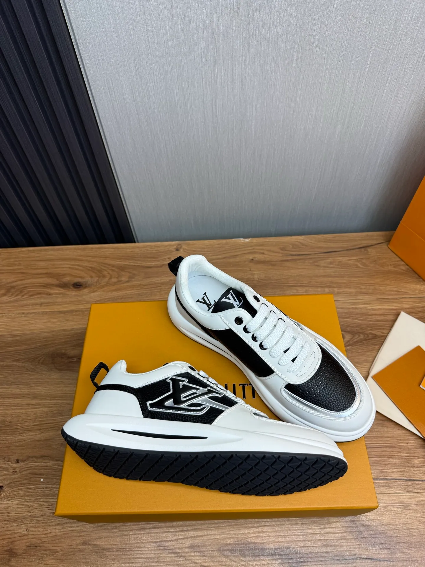 Men's shoes 💰820💰 Lv. Top purchasing agent 🇮🇹 Louis Vuitton, sports shoes counter synchronization, uppers imported from Italy, high-quality splicing and complex handicrafts, imported mesh pads are soft and comfortable, soles: original factory special soles, TPU exclusive movable molded soles super comfortable, original factory single goods, 🔍🔍high quality, you can enter and exit the counter at will, welcome to compare, code number 38-44 (Customized 38.45)